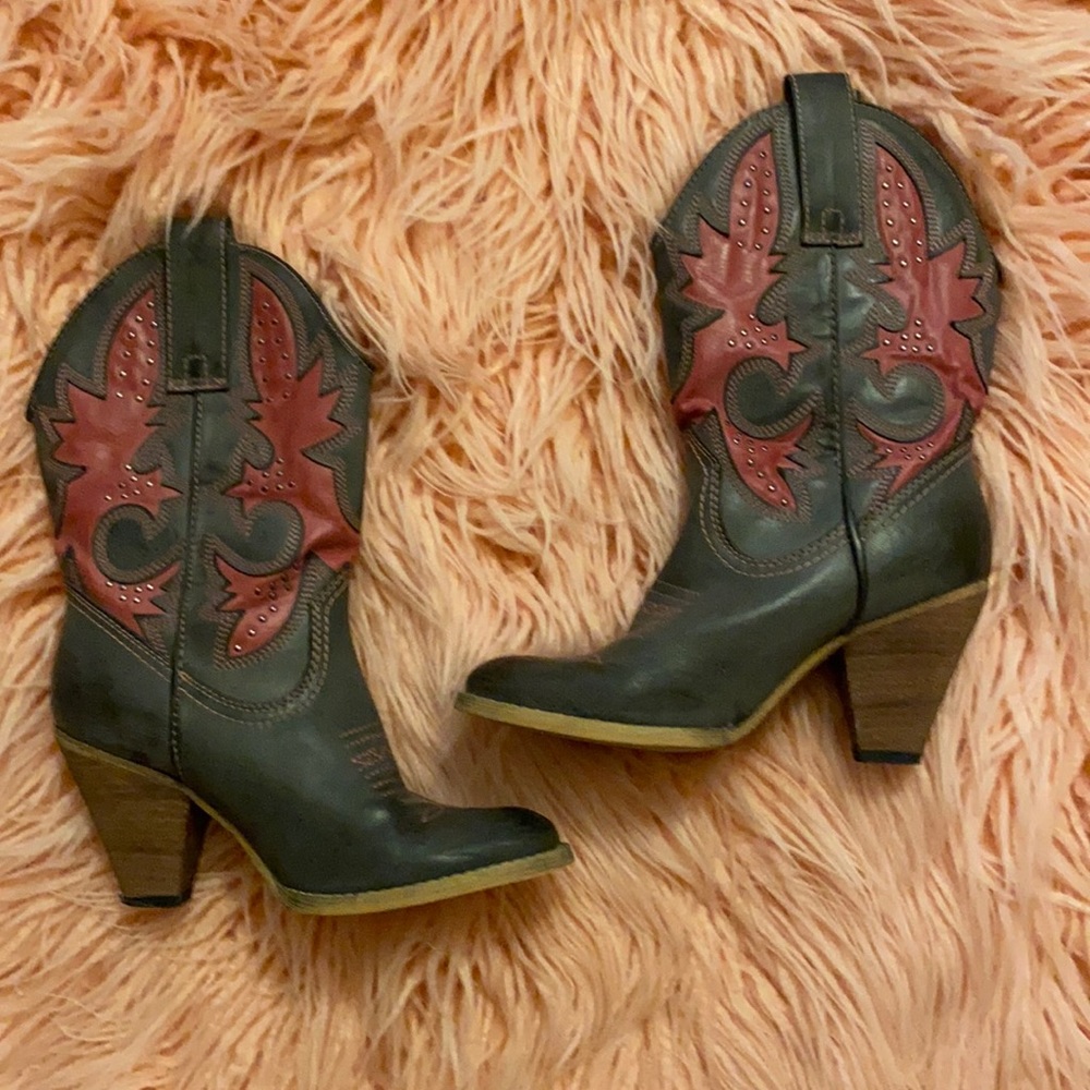 Very Volatile western boot size 6. Gray/pink